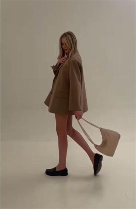 come vestono le scarpe prada|Alessia Marcuzzi e i mocassini Prada, tendenza moda Inverno .